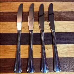 Oneida Bordeaux Stainless Dinner Knives Set of 4 Vintage Flatware Replacement